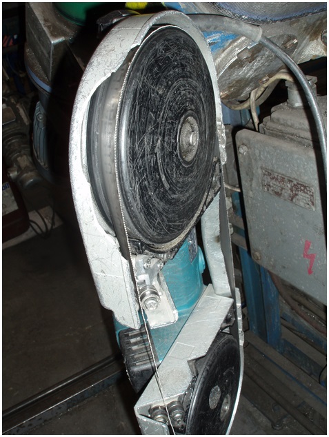 Obrázek 1 – Příklad ruční pásové pily Makita a poškozeného (ne chybějícího) ochranného krytu